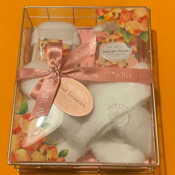Paris Hilton Other - PARIS HILTON Foot Luxuries Set in Delicate Petals, NIP